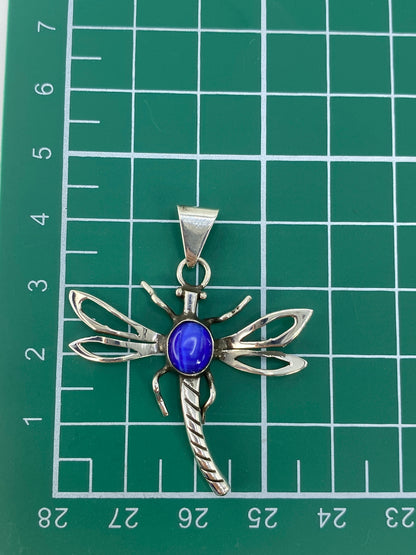 Dije libélula de 4.1 cm junto a regla de medidas, con collar plateado de referencia