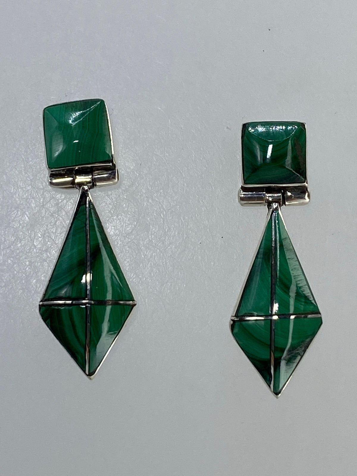 Par de aretes de plata 950 con malaquita verde en forma geométrica de dos volúmenes