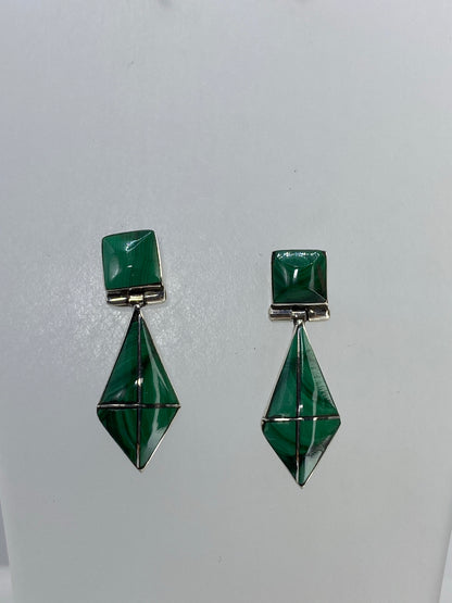 Detalle de la malaquita engastada en plata, mostrando vetas verdes naturales