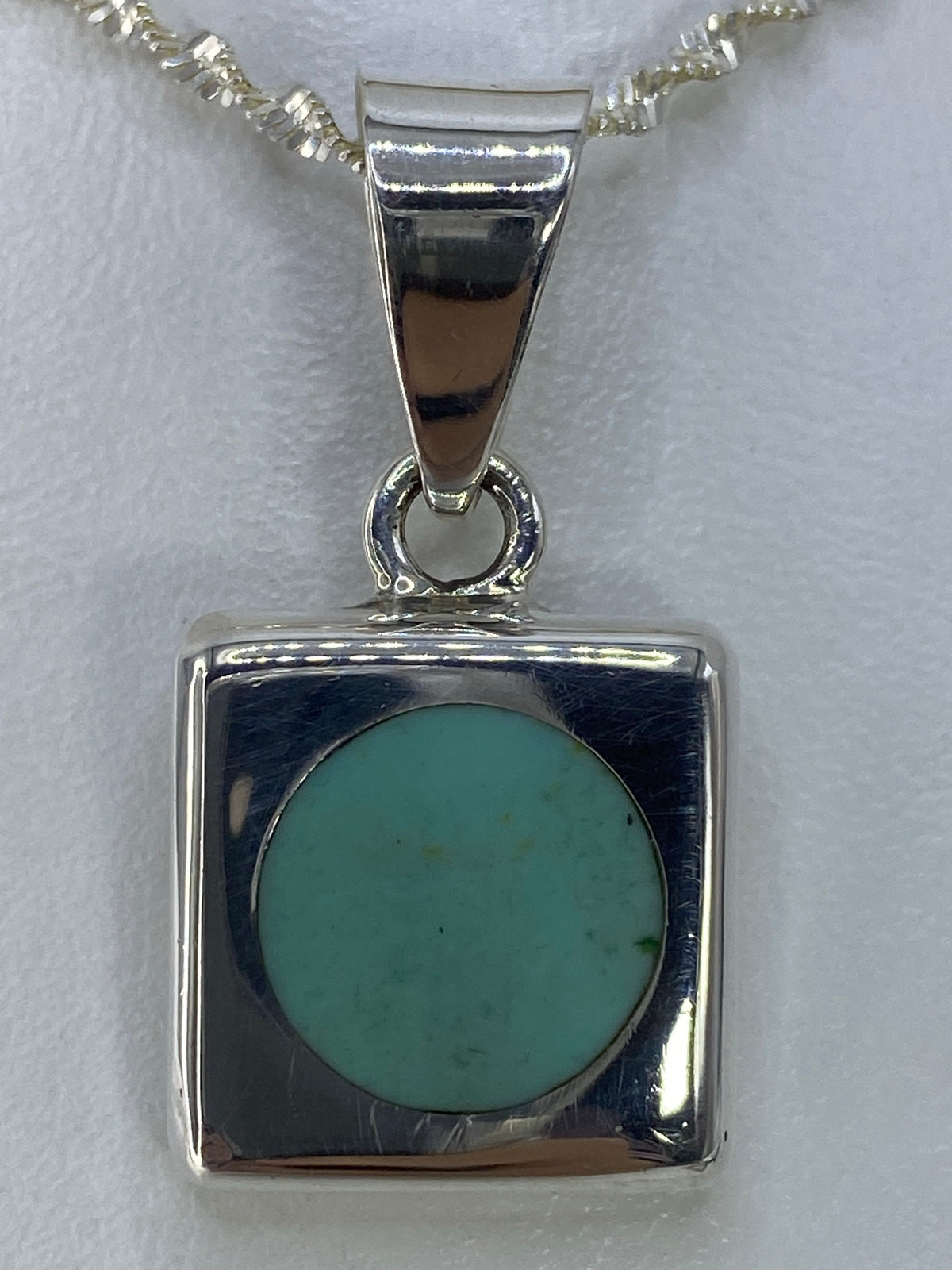Dije cuadrado de plata 925 con turquesa azul cielo, vista frontal