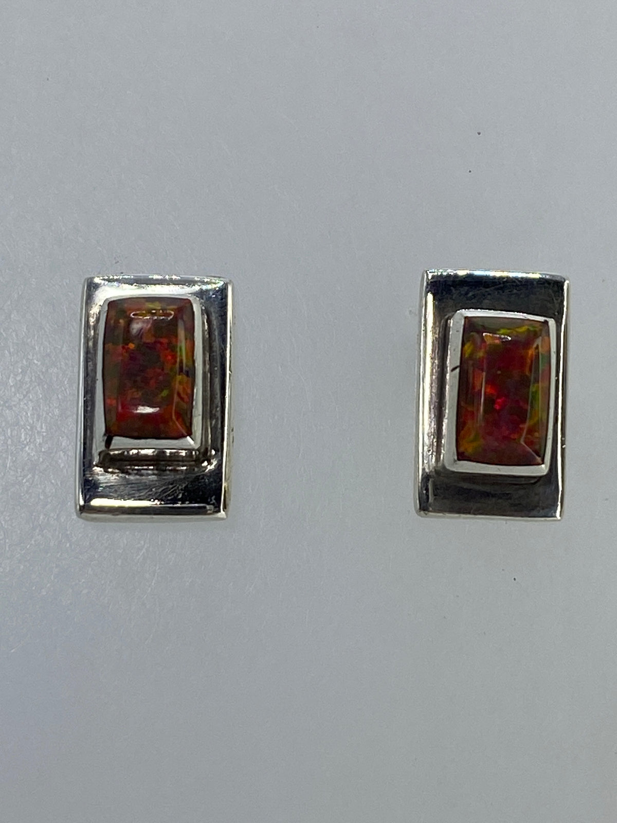 Par de aretes de plata 950 con ópalo de fuego multicolor engastado, vista frontal