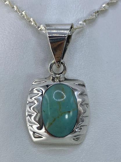 Dije cuadrado de plata 925 con turquesa azul cielo y bordes ondulantes, colgante sobre cadena serpentina