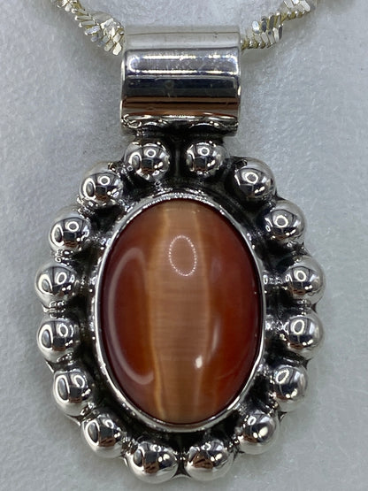 Dije medido con regla: 3 cm de largo, tamaño discreto para llevar al cuello
