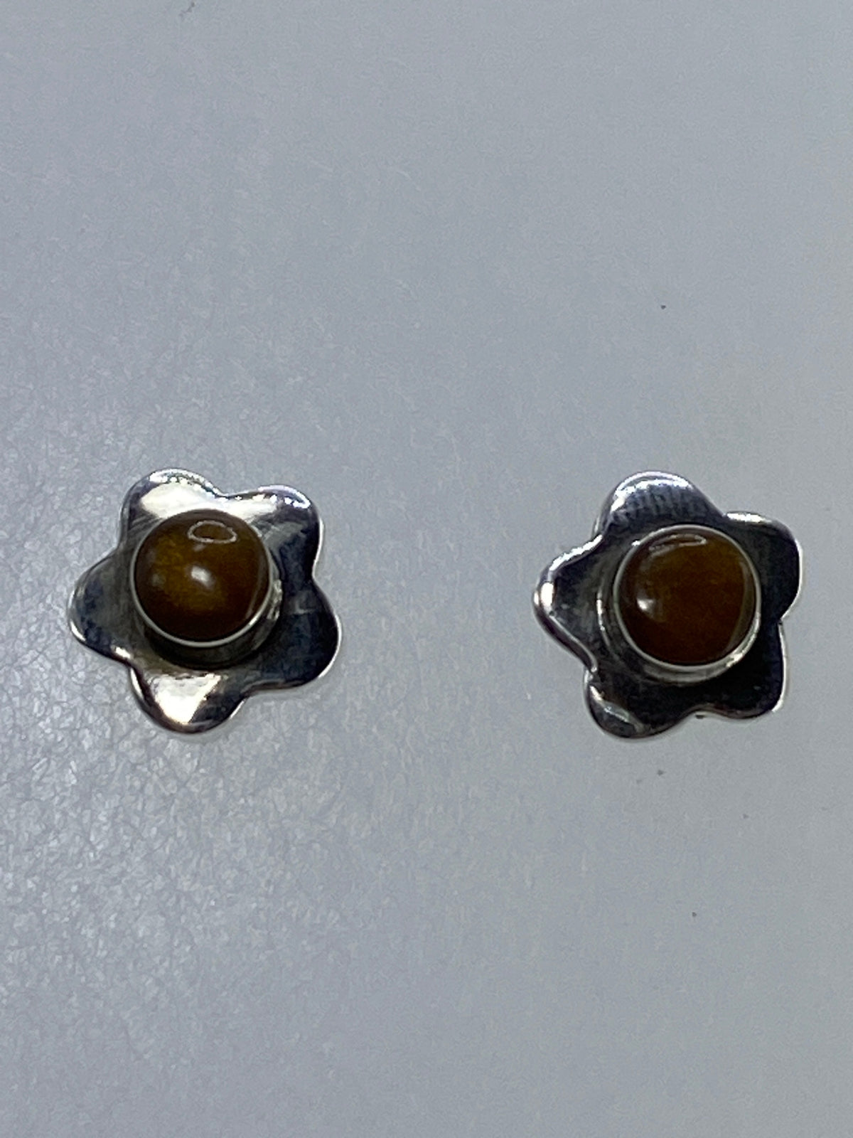 Par de aretes de plata con Ojo de Tigre café en diseño floral de Taxco