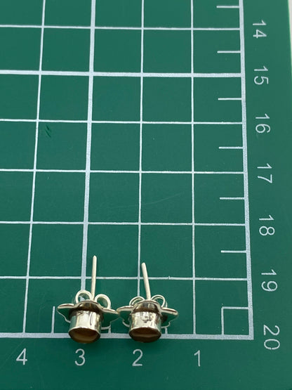 Aretes sobre fondo blanco mostrando el motivo floral completo