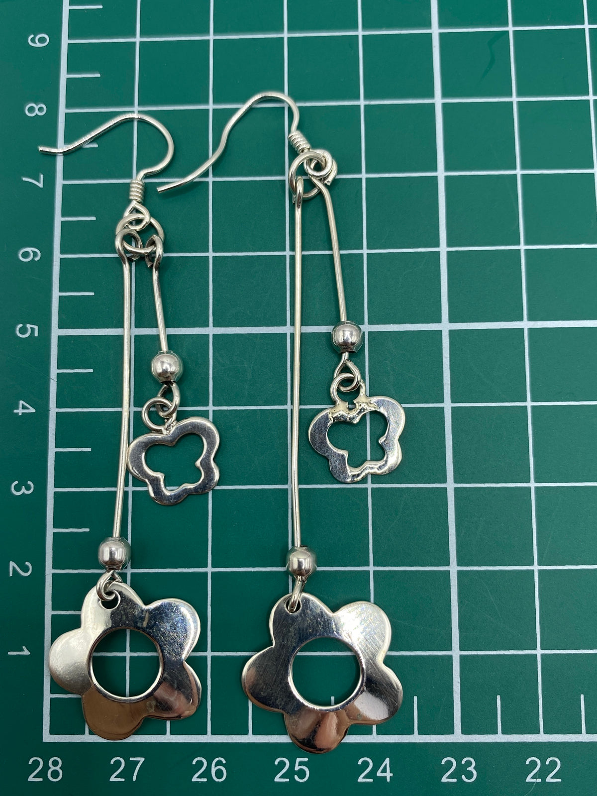 Certificado de autenticidad 925 de los aretes de plata calada floral