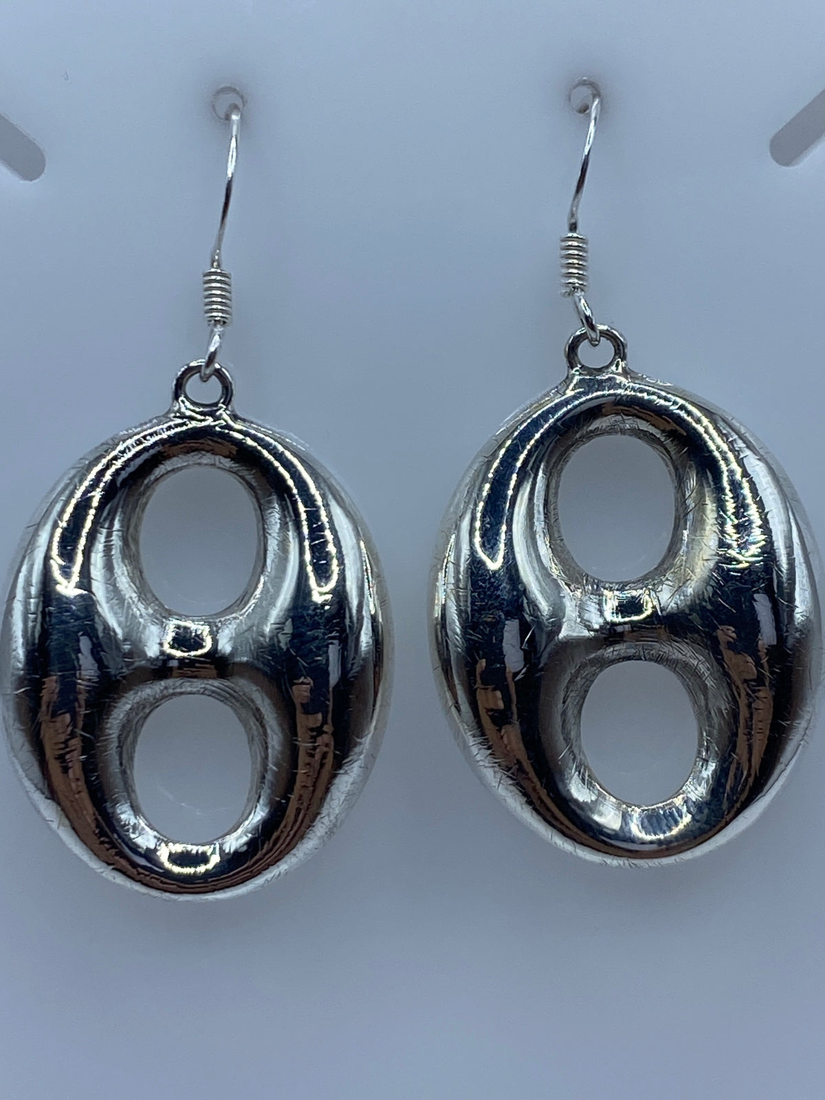 Par de aretes de plata cartoneado geométrico ovalado con biselado, 4.7 cm de largo