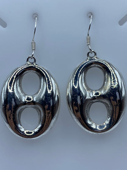 Par de aretes de plata cartoneado geométrico ovalado con biselado, 4.7 cm de largo