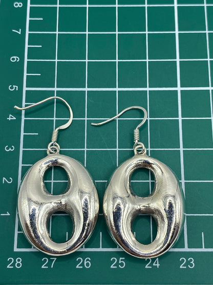 Los aretes sobre regla mostrando largo de 4.7 cm y Quinto 925 de autenticidad