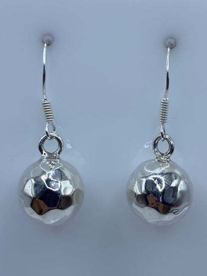 Par de aretes de plata repujados con esferas facetadas, colgando de gancho de plata