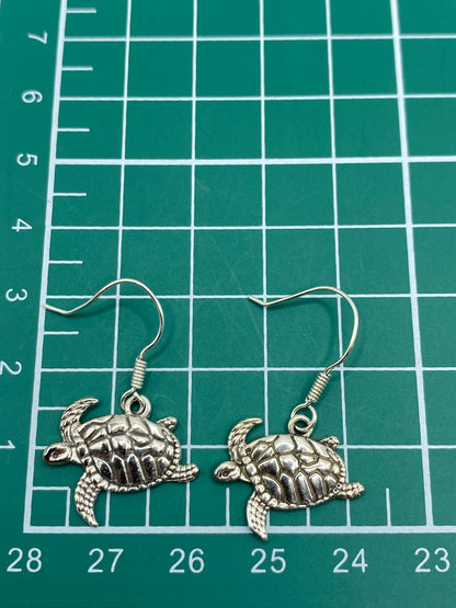 Aretes con tortuga marina en plata 925 con Quinto visible