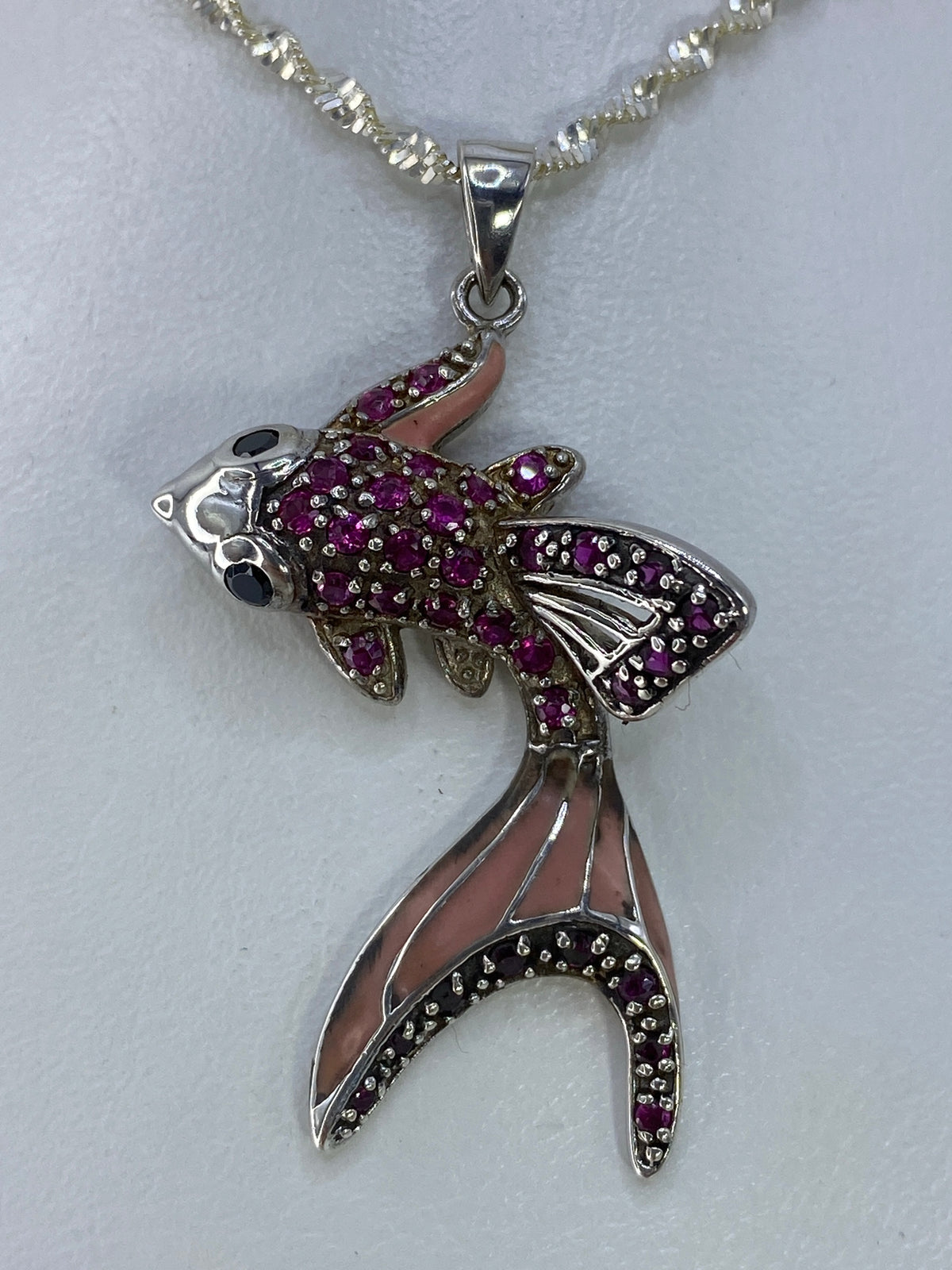 Dije pez koi de plata 925 con micro-circonia rosa, vista frontal, en cadena plata