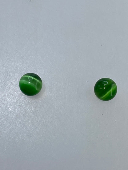 Par de aretes de plata con piedra Ojo de Gato verde, efecto chatoyante luminoso