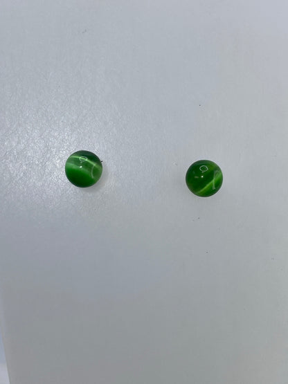 Aretes de plata 925 con engaste artesanal de Ojo de Gato verde