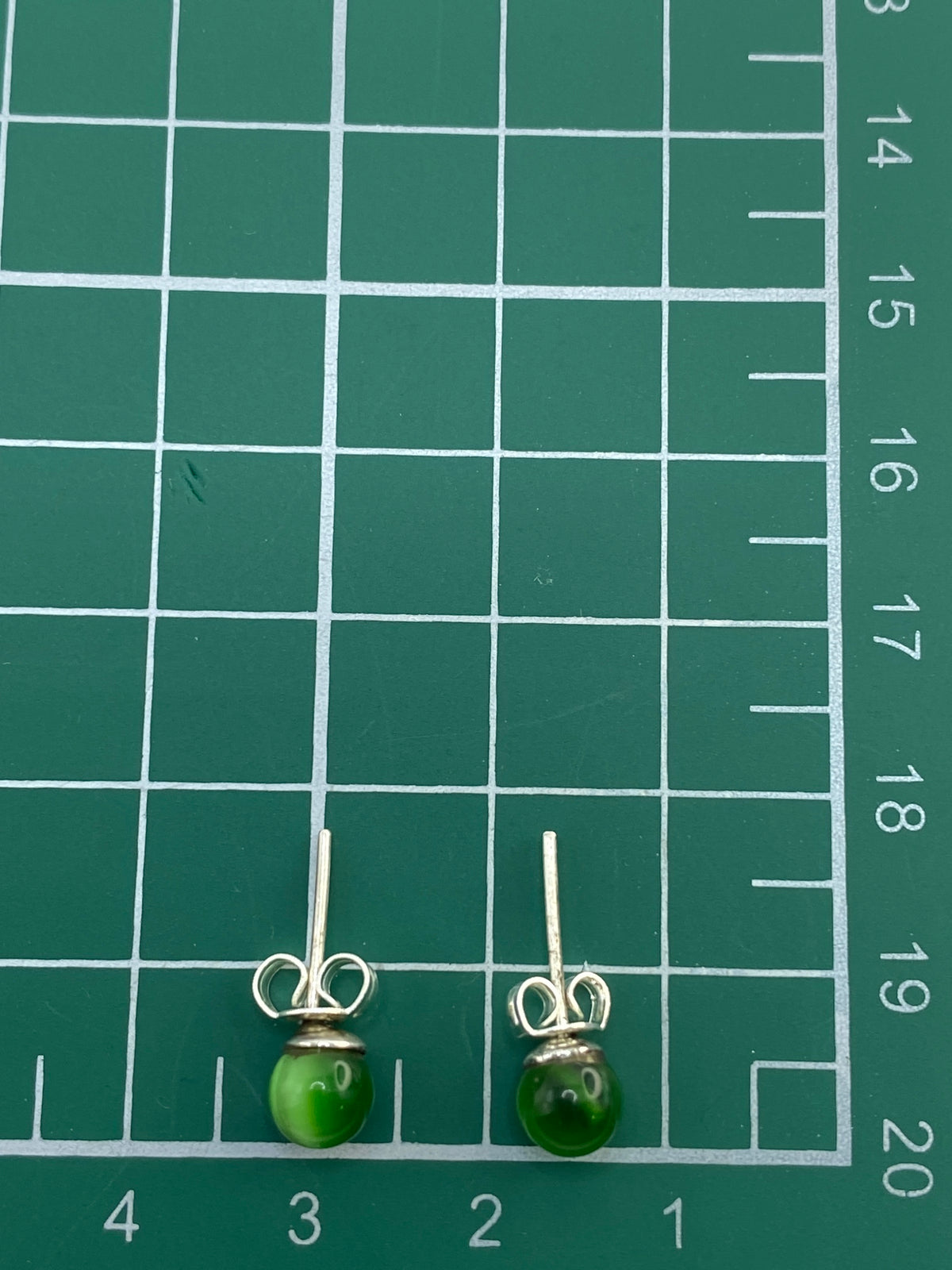 Aretes con poste de plata en estuche, listos para regalar