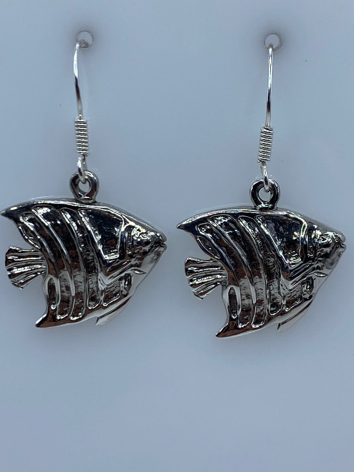 Par de aretes de plata 925 en forma de pez tropical con relieve de repujado, colgando en gancho de plata