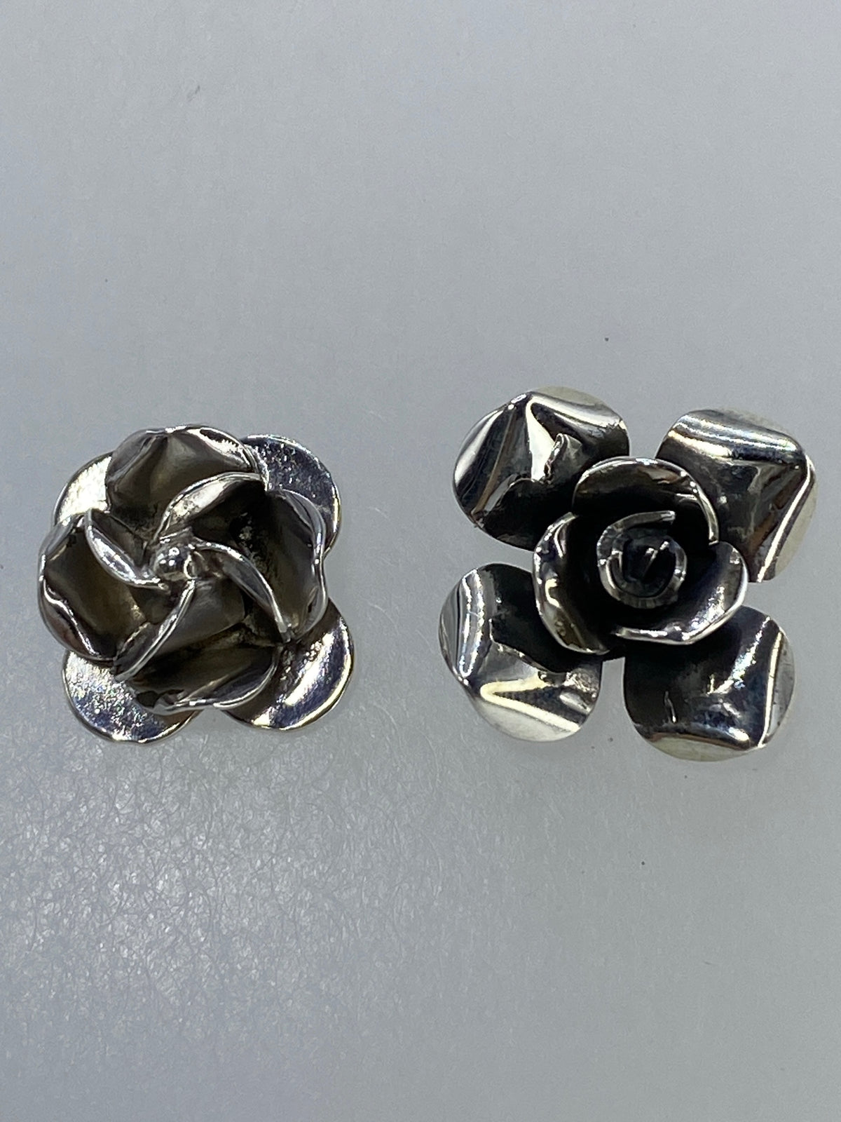 Par de aretes de plata 925 con flores en volumen, cierre de rosca