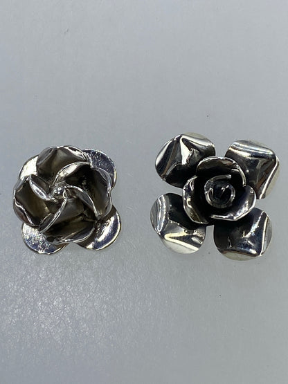 Par de aretes de plata 925 con flores en volumen, cierre de rosca