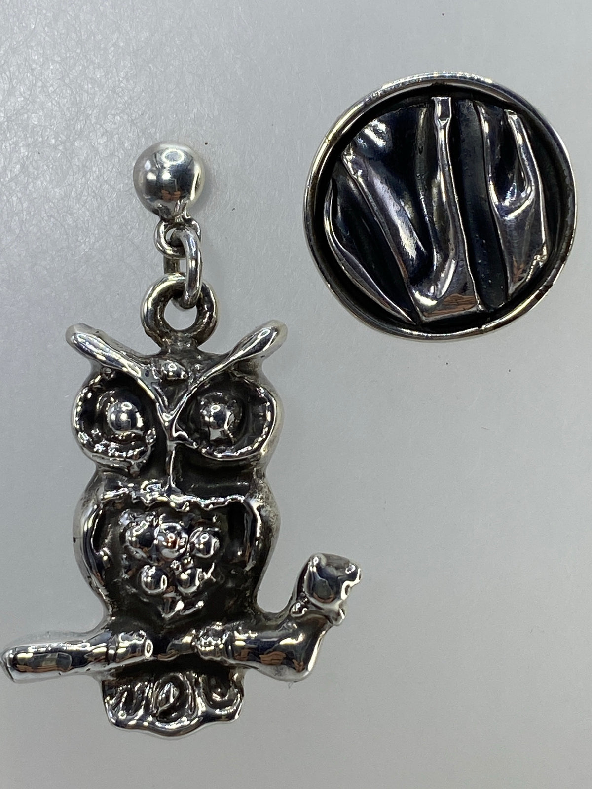 Par de aretes de búho en plata 925 cartoneado con onix negro, vistos de frente