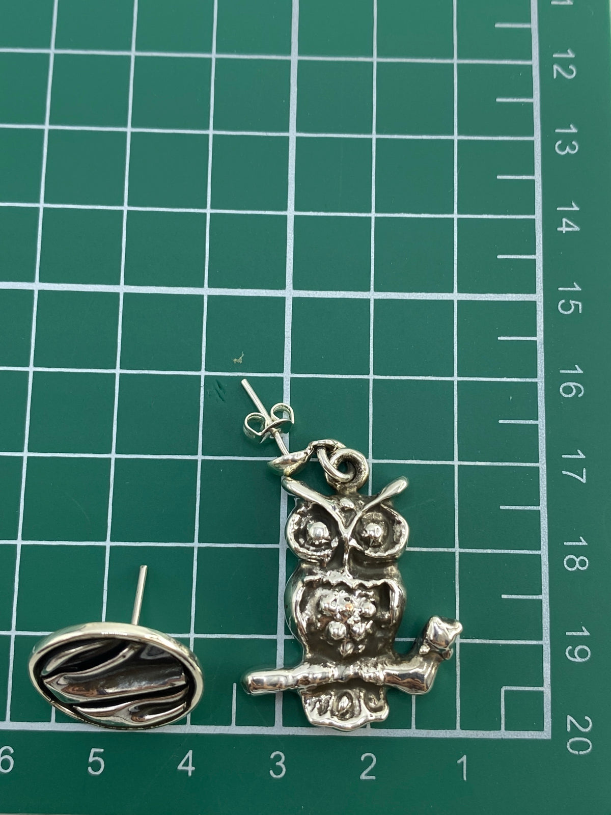 Arete búho individual mostrando la técnica de cartoneado hecha a mano