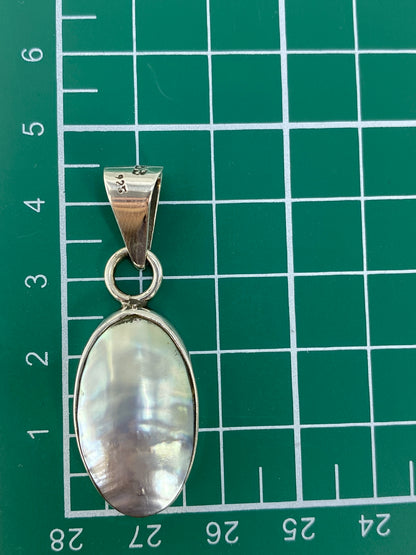 Reverso del dije mostrando el pulido de plata y el Quinto 925