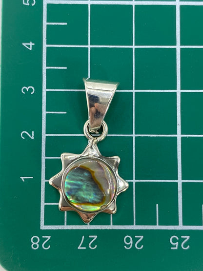 Escala del dije de 3.2 cm de largo en regla de medición, confirmando tamaño compacto