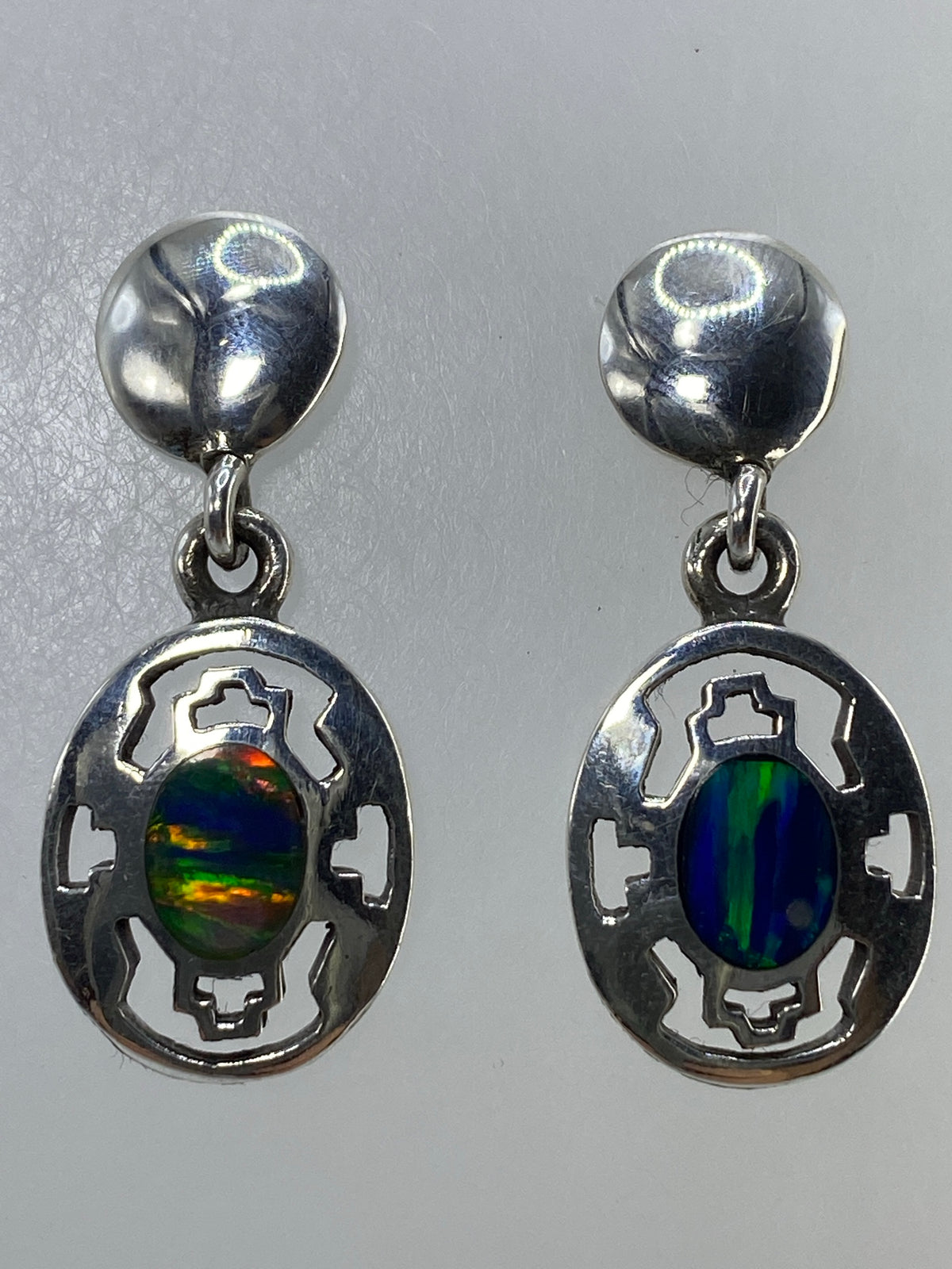 Par de aretes de plata 925 con ópalo de fuego multicolor, tonos naranja, amarillo, verde y azul