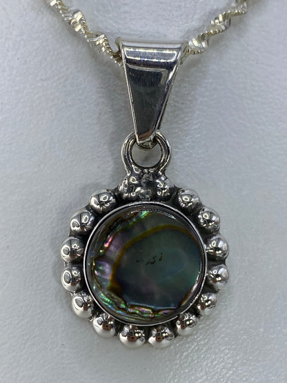 Dije de plata 925 con incrustación multicolor de piedra, en forma floral con perla de Abulón