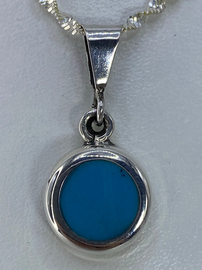 Dije circular de plata 925 con turquesa azul cielo engastada, colgando de cadena