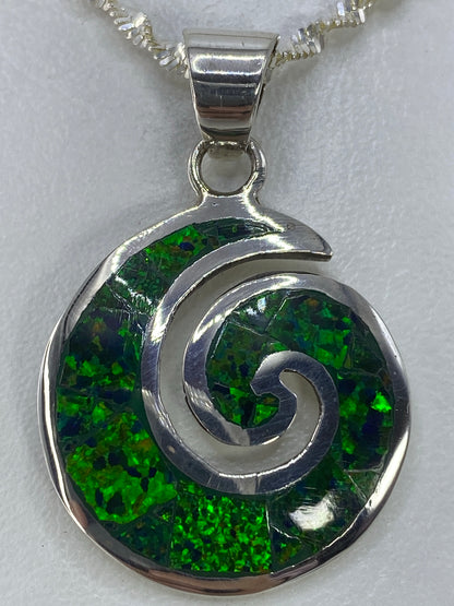 Dije de plata y ópalo verde sobre fondo blanco mostrando el Quinto 950