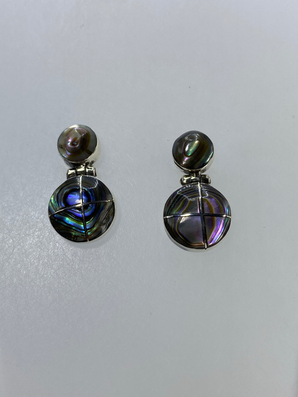 Detalle del engaste a mano de la piedra multicolor en plata 950