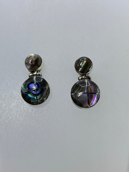 Detalle del engaste a mano de la piedra multicolor en plata 950