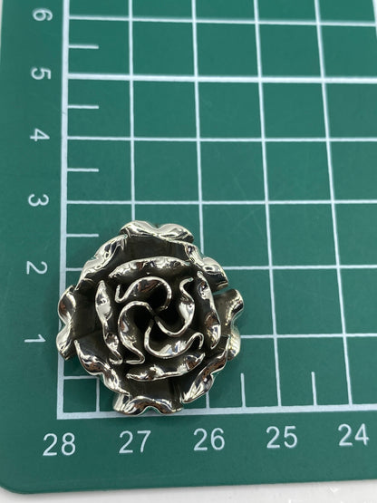 Reverso del dije flor de plata mostrando el Quinto 925