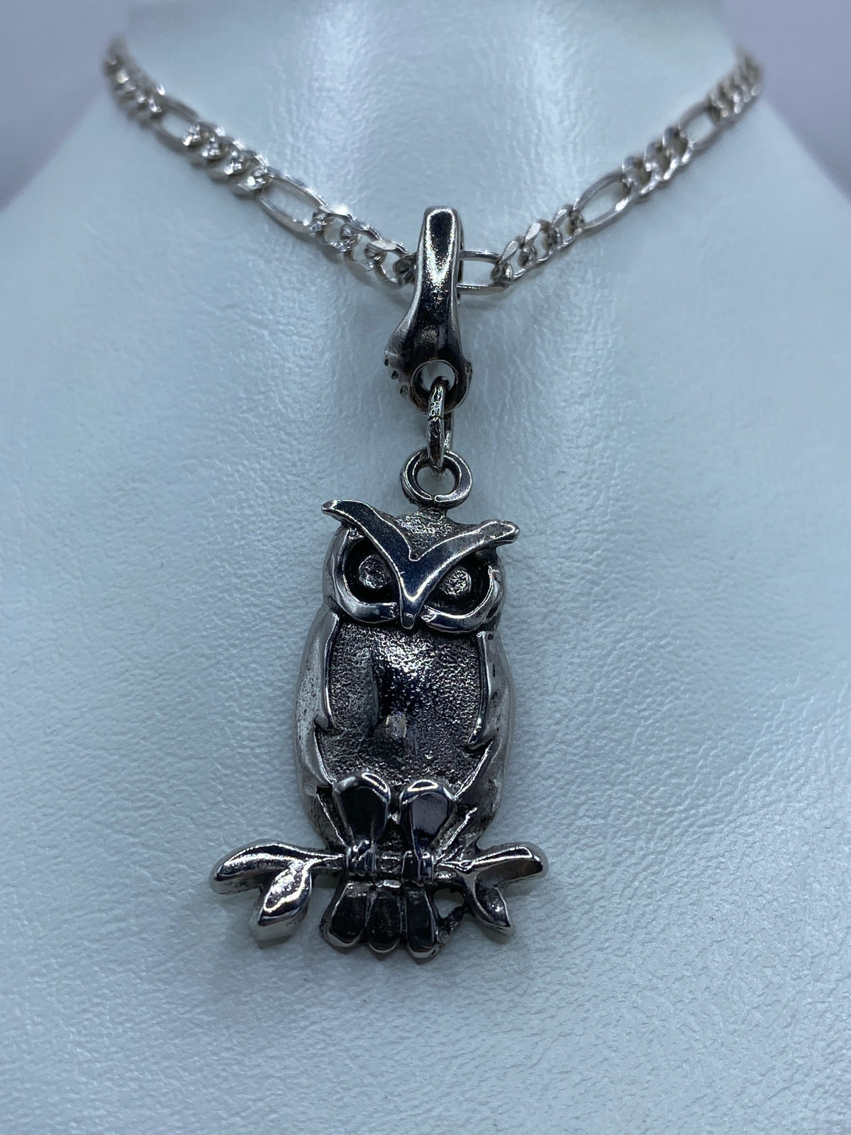 Búho de plata maciza de lado, detalle de las garras engastadas sobre la rama