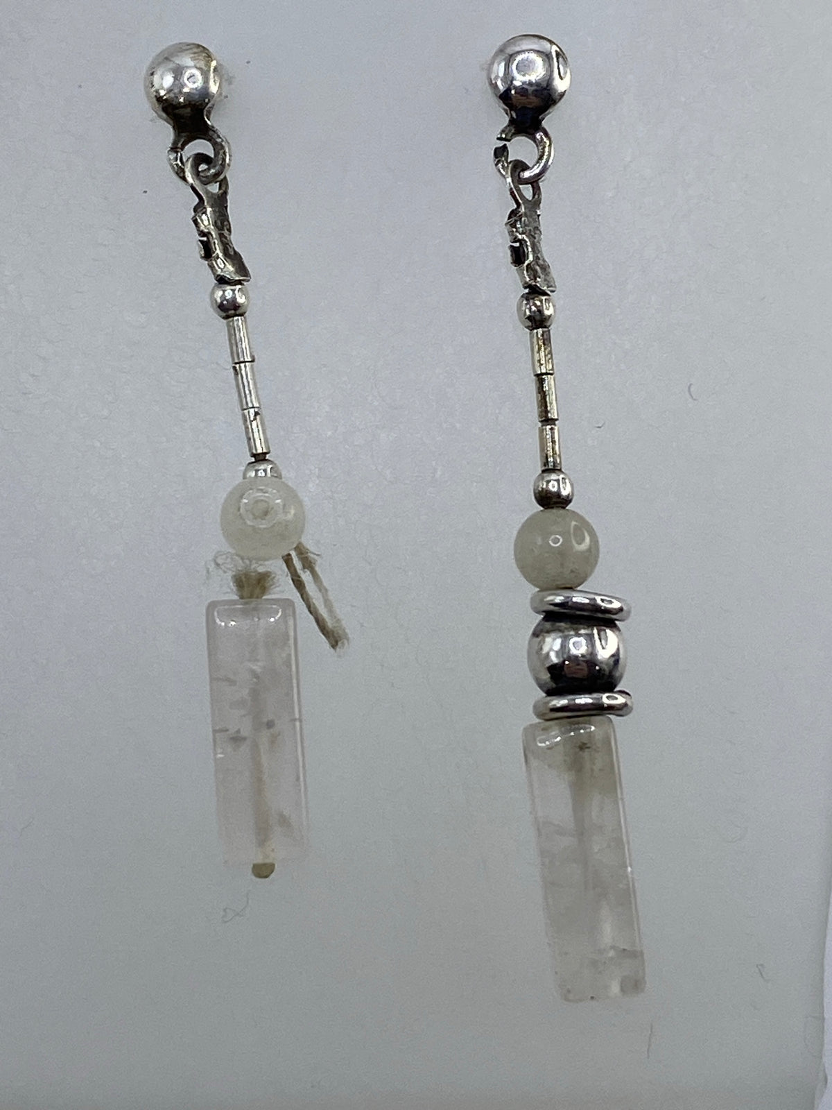 Par de aretes de plata con cuarzo blanco natural, vistas frontales en detalle