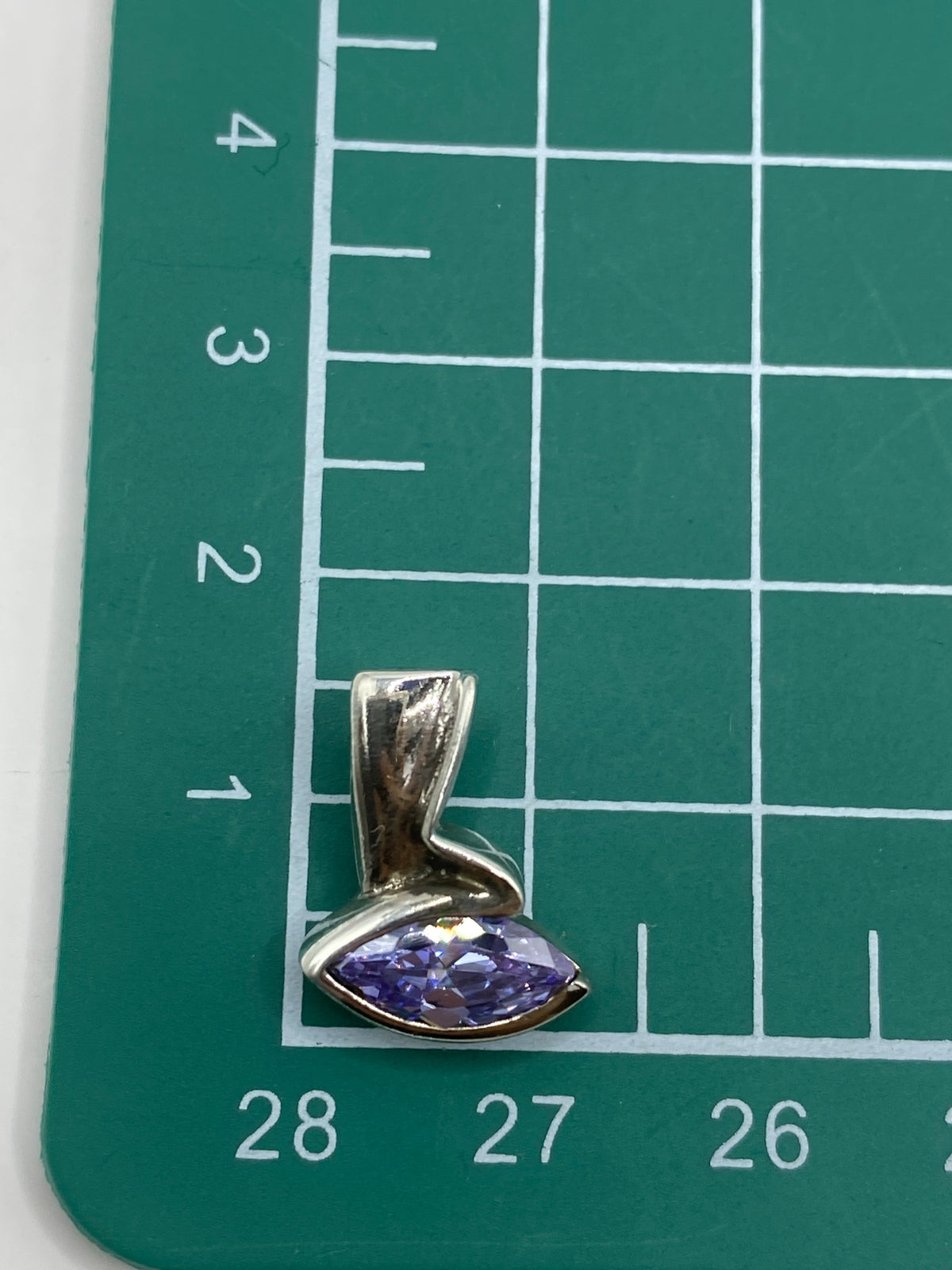 Escala del dije morado mostrando peso de 2.26 gramos en bascula de precision