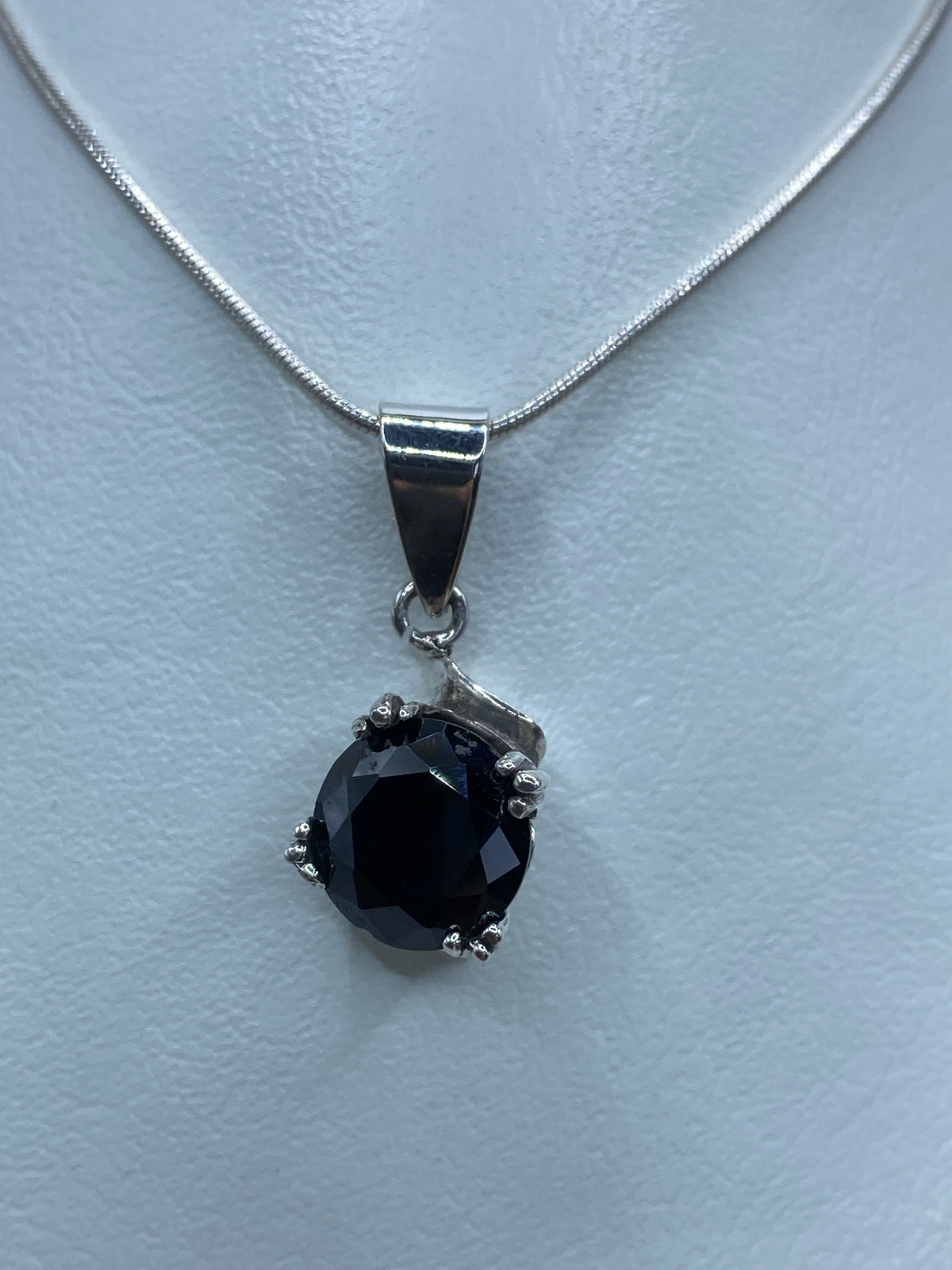 Dije de plata 925 con circonia negra facetada, colgante en cadena de eslabones