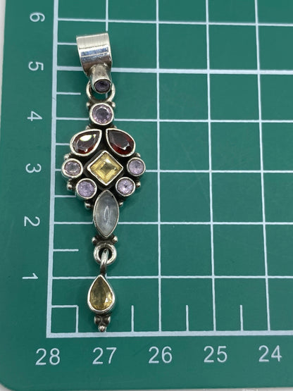 Reverso del dije mostrando el acabado pulido y el Quinto 925