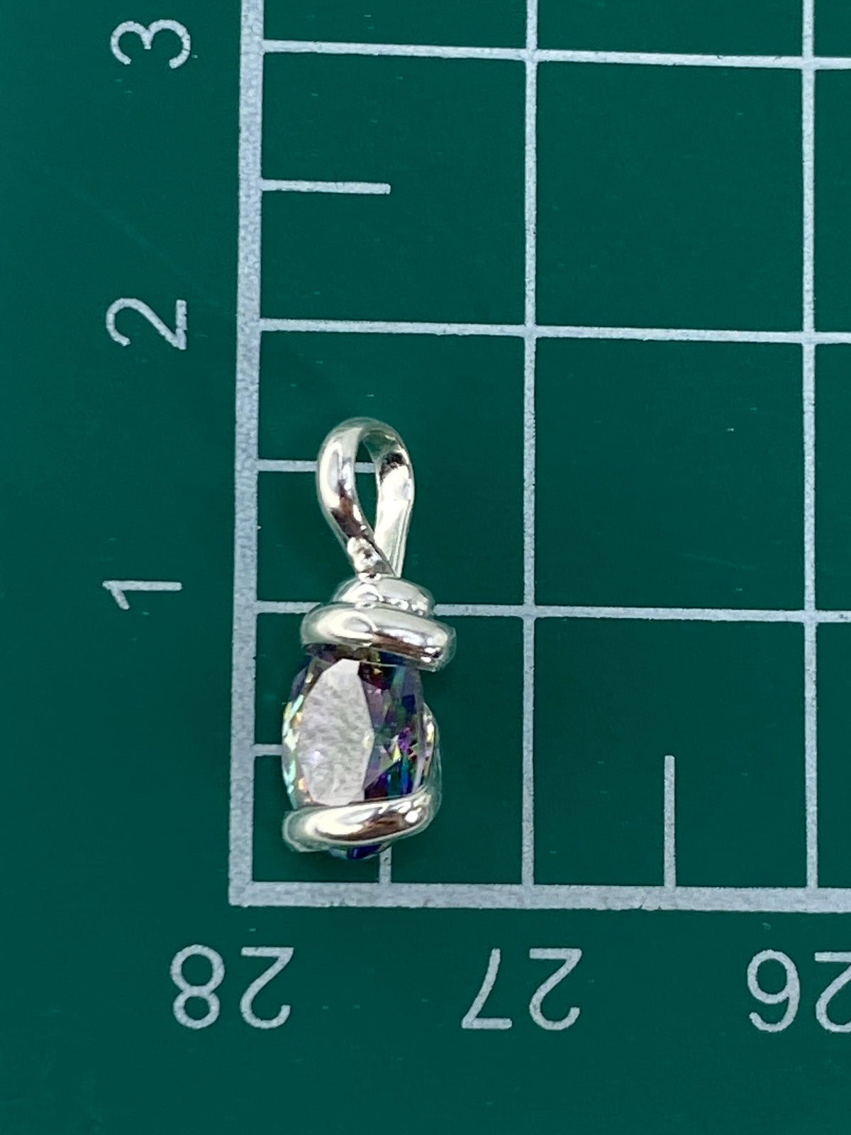 Dije sobre escala de medición mostrando 1.6 cm de tamaño compacto