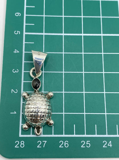 Dije tortuga de plata solo (sin cadena) sobre fondo blanco mostrando el Quinto 925