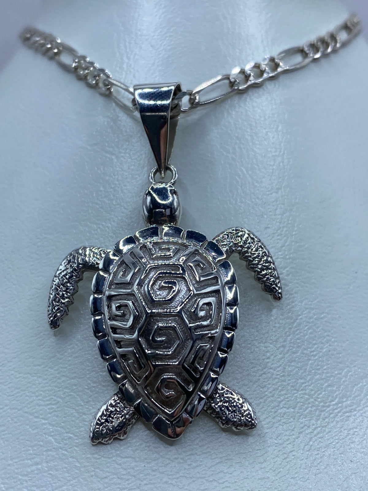 Detalle del caparazón texturado de la tortuga en plata maciza