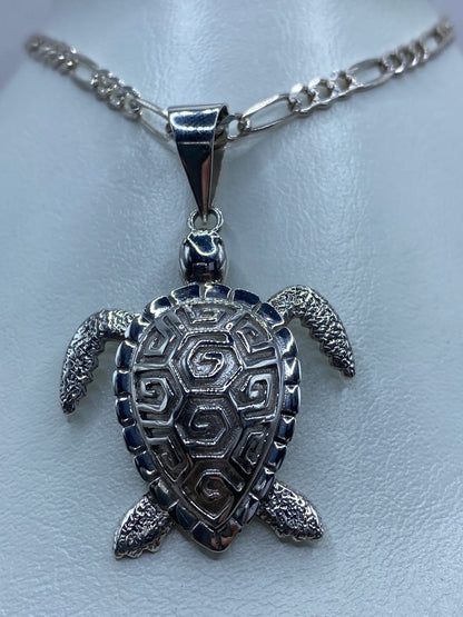Detalle del caparazón texturado de la tortuga en plata maciza
