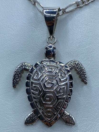 Tortuga marina de plata con patas y cabeza definidas, fotografía de lado