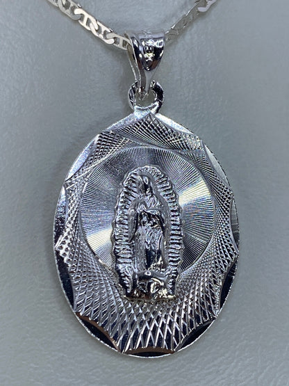 Dije de plata con Virgen de Guadalupe en relieve, colgante de cadena plateada