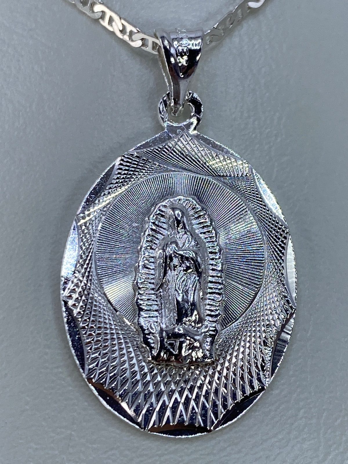 Detalle del repujado en la Virgen de Guadalupe, aureola radiante en alto relieve