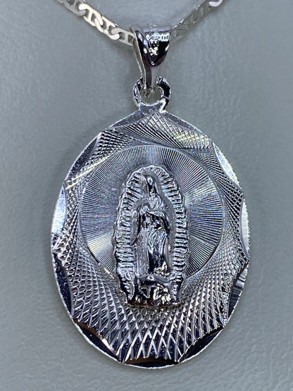 Detalle del repujado en la Virgen de Guadalupe, aureola radiante en alto relieve
