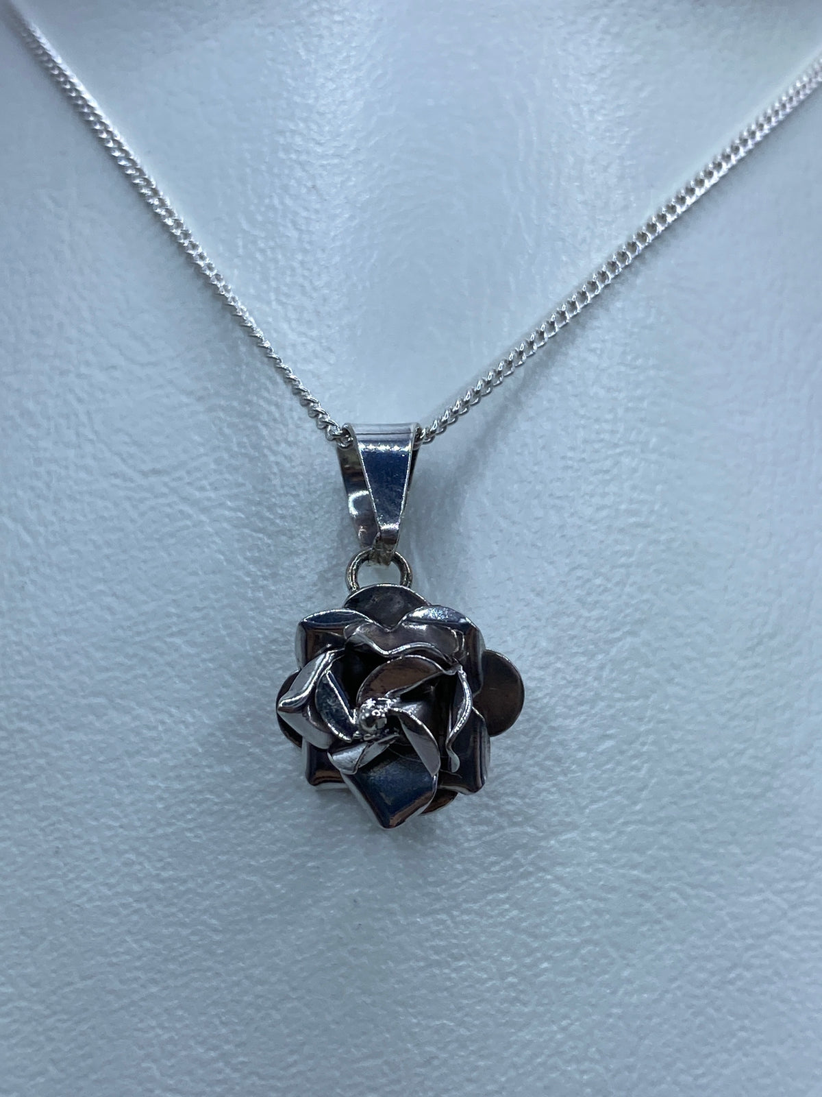Dije flor de plata 925 de Taxco en color plateado brillante
