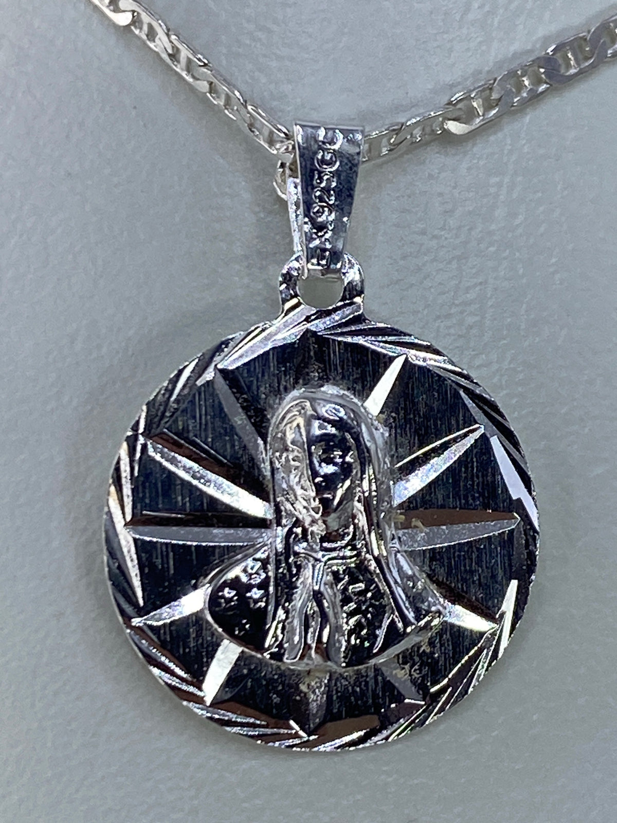 Detalle del relieve repujado de la Virgen María en plata 925