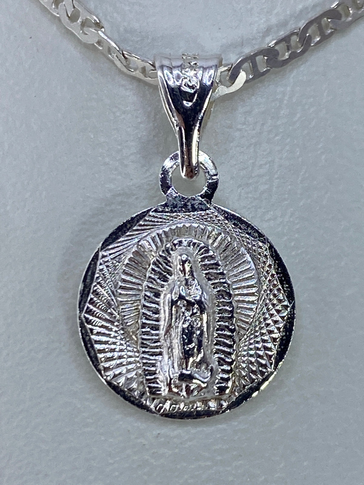 Dije de plata 925 con la Virgen de Guadalupe en relieve repujado a mano