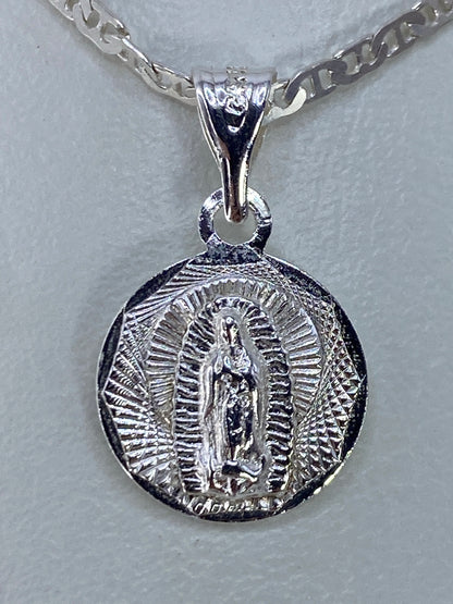 Dije de plata 925 con la Virgen de Guadalupe en relieve repujado a mano